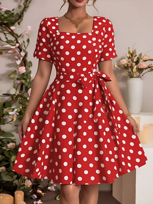 Rochie Rosie cu Buline Albe și Curea Reglabilă la Talie, cu talie în formă de A - Lungime până la genunchi, perfectă pentru ocazii casual, petreceri și vacanțe